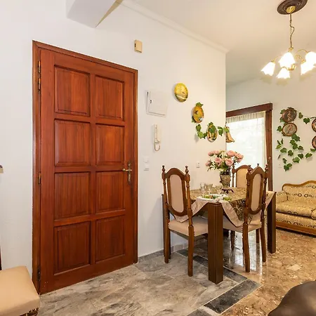 Stratos Seaside Corner